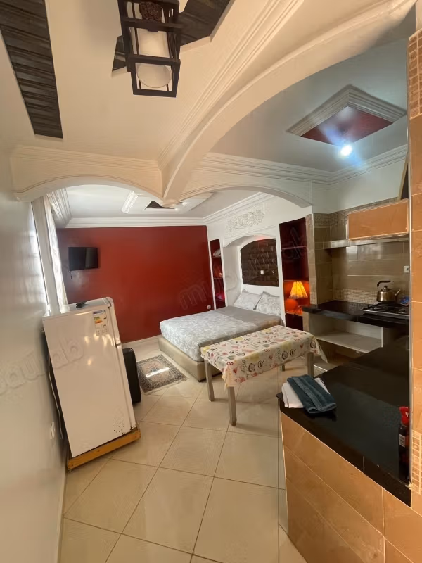 Bel appartement en location à Raounak. Surface de 50 m². Antenne parabolique, résidence sécurisée