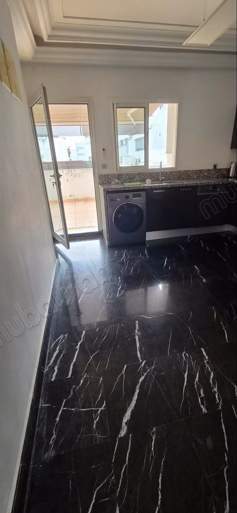 Sell apartment in Maârif. Area 188 m². Moroccan living room, security