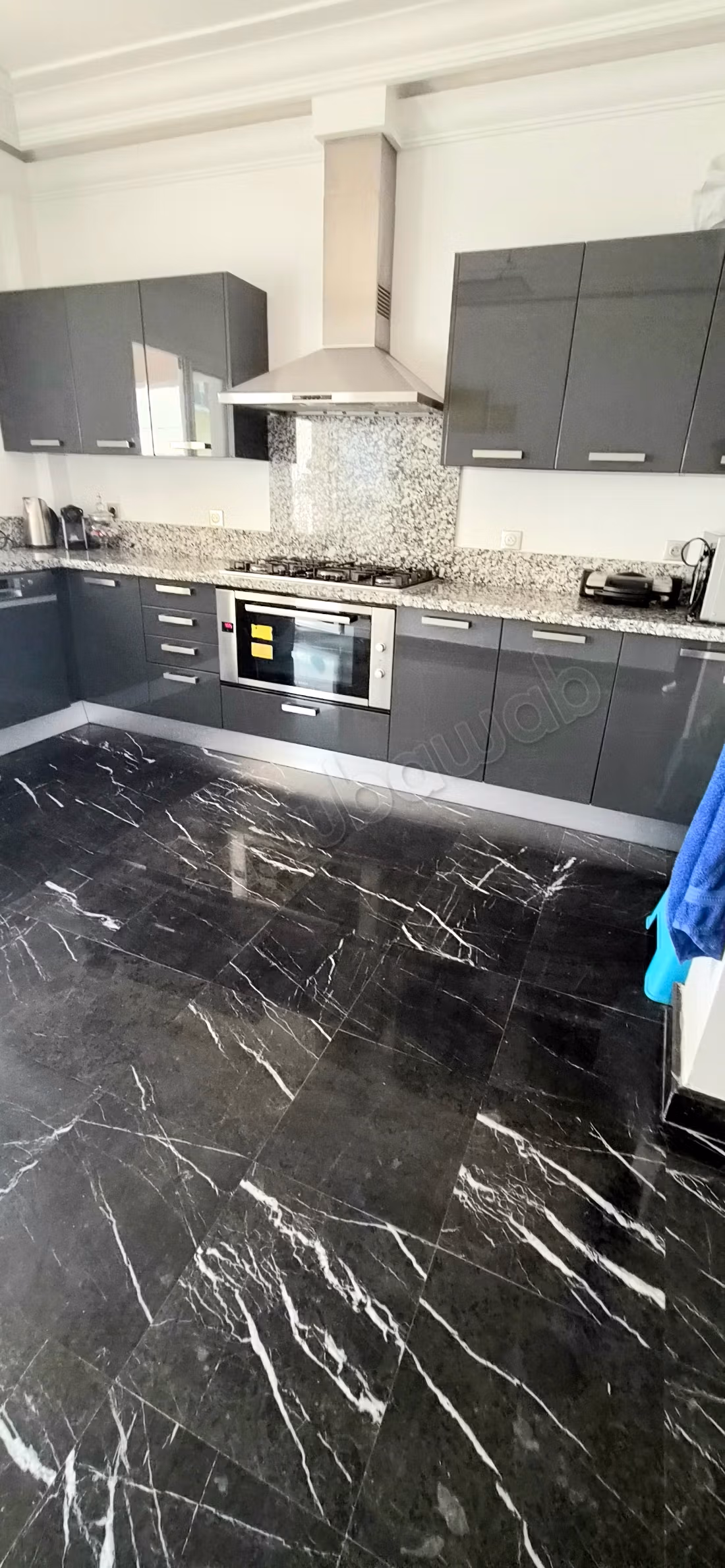 Sell apartment in Maârif. Area 188 m². Moroccan living room, security