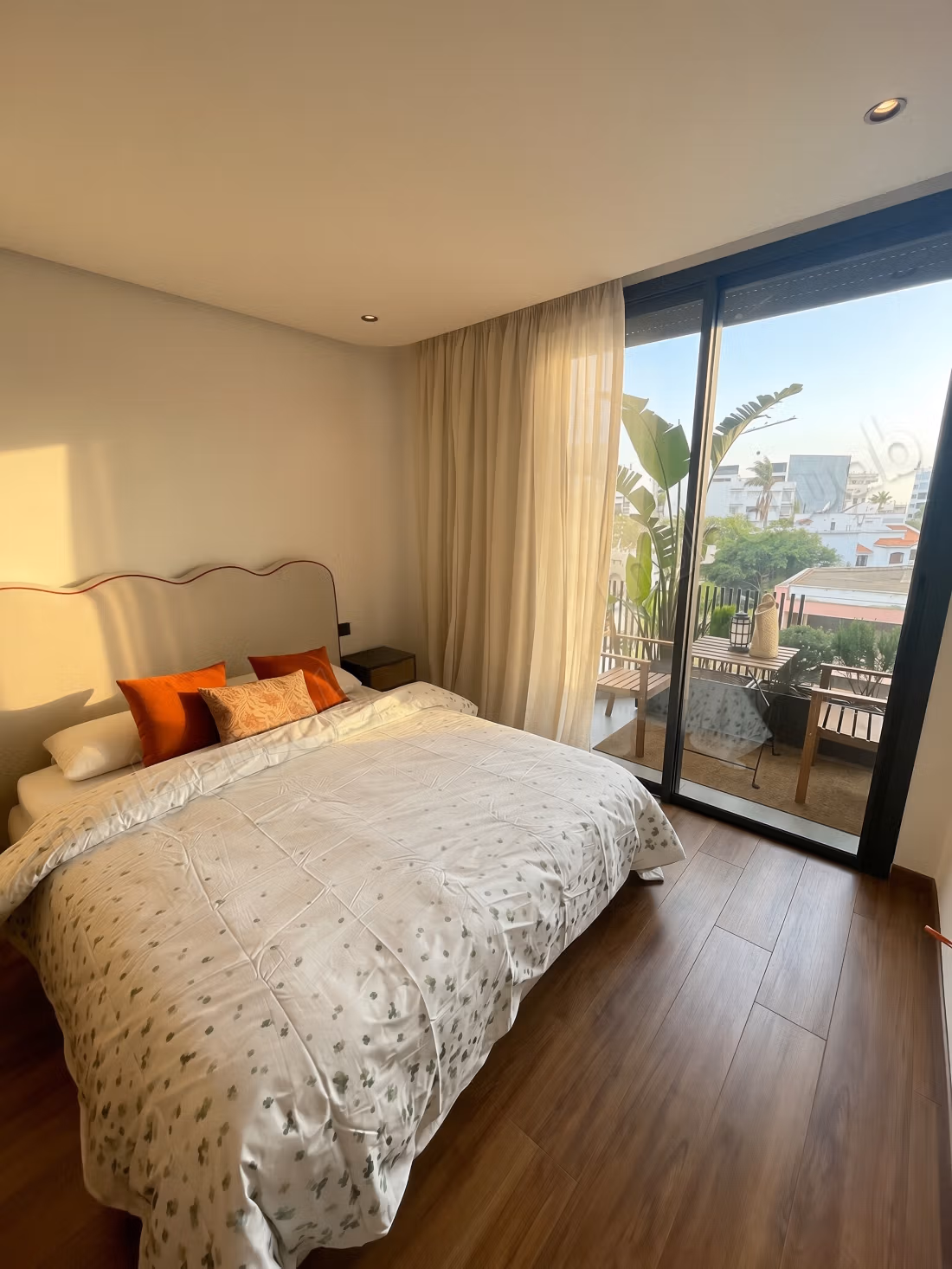 Bellissimo studio nuovo con terrazza soleggiata