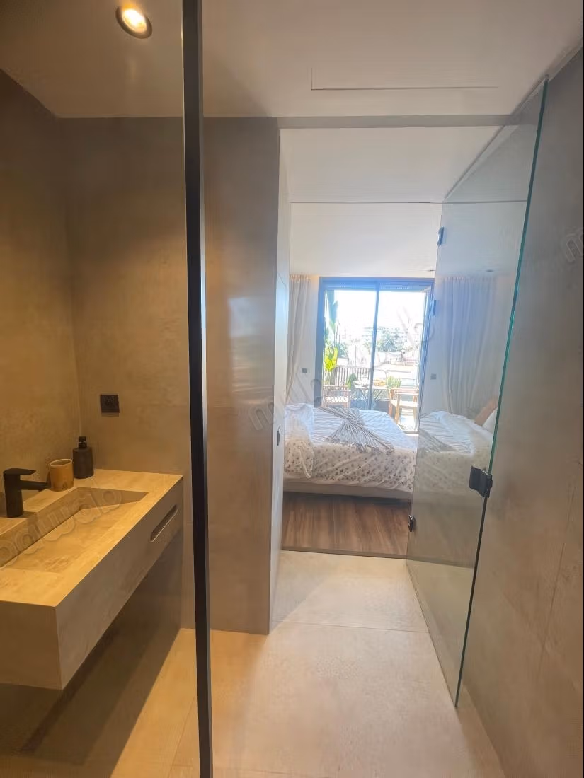 Bellissimo studio nuovo con terrazza soleggiata