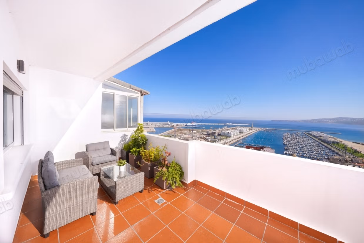 Appartamento arredato di prestigio con vista mare