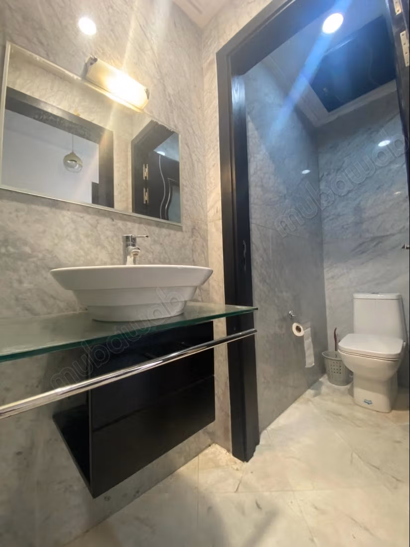 Affitto stagionale in centro. 2 camere confortevoli. Salotto tradizionale e sistema satellitare