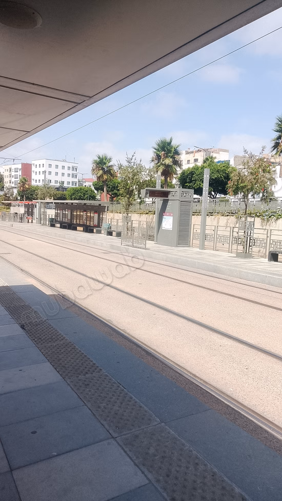 Vente d'un appartement rue Abdelkader El Saharaoui derrière la clinique 10 Mars, précisément à la station 10 Mars tramway. 2 grandes pièces