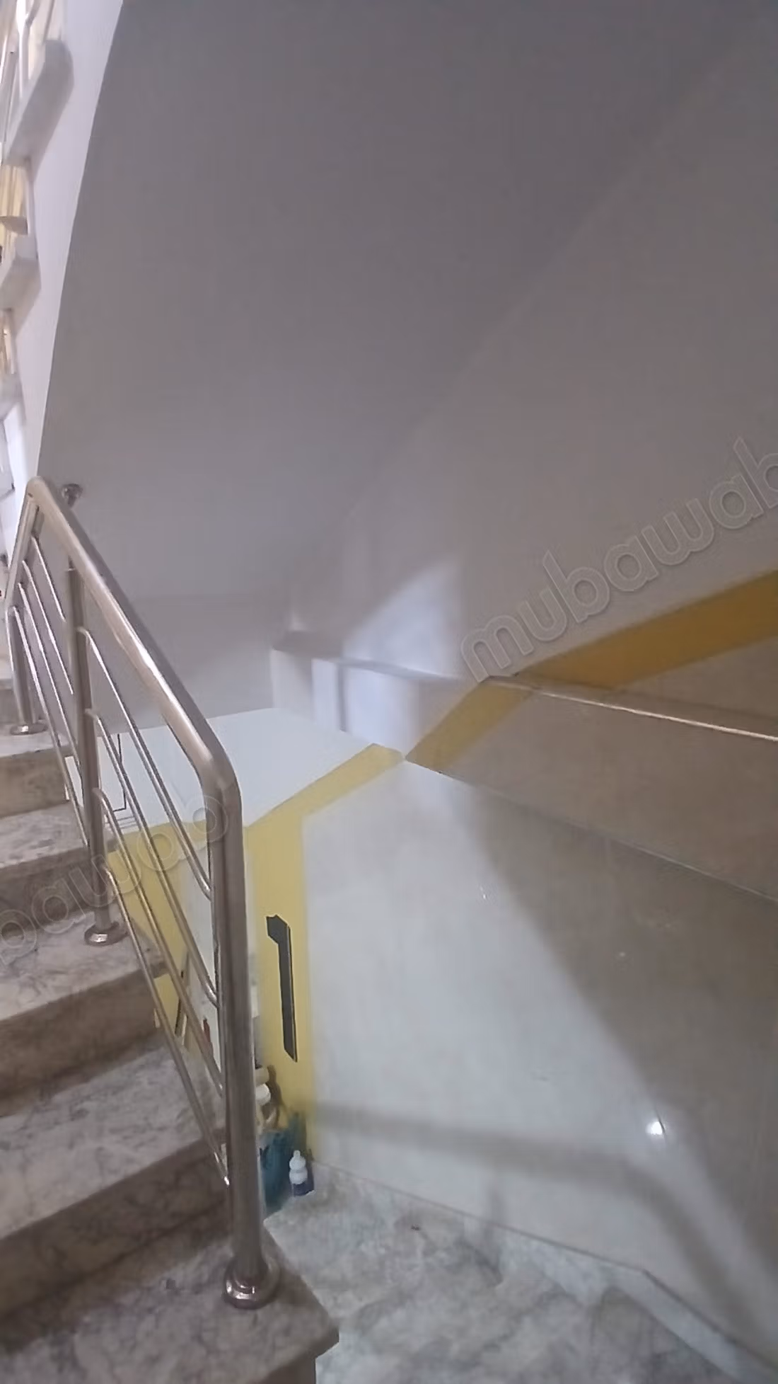 Zeer mooi COMMERCIEEL appartement te huur in het stadscentrum. 4 kamers. Dubbele beglazing