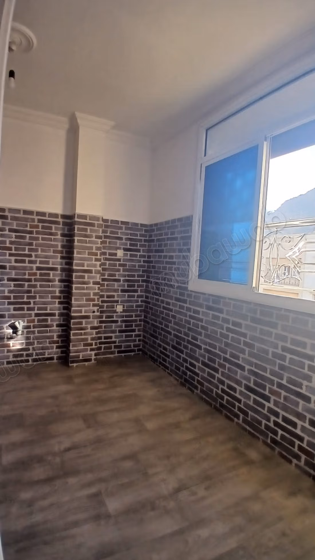 Zeer mooi COMMERCIEEL appartement te huur in het stadscentrum. 4 kamers. Dubbele beglazing