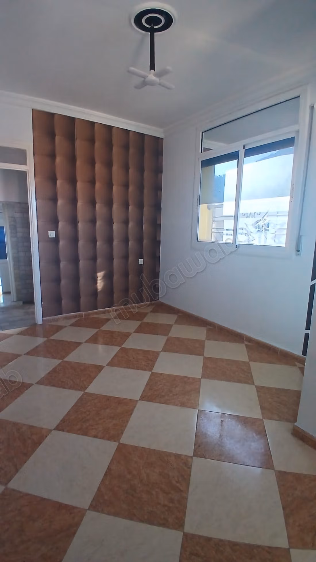 Zeer mooi COMMERCIEEL appartement te huur in het stadscentrum. 4 kamers. Dubbele beglazing
