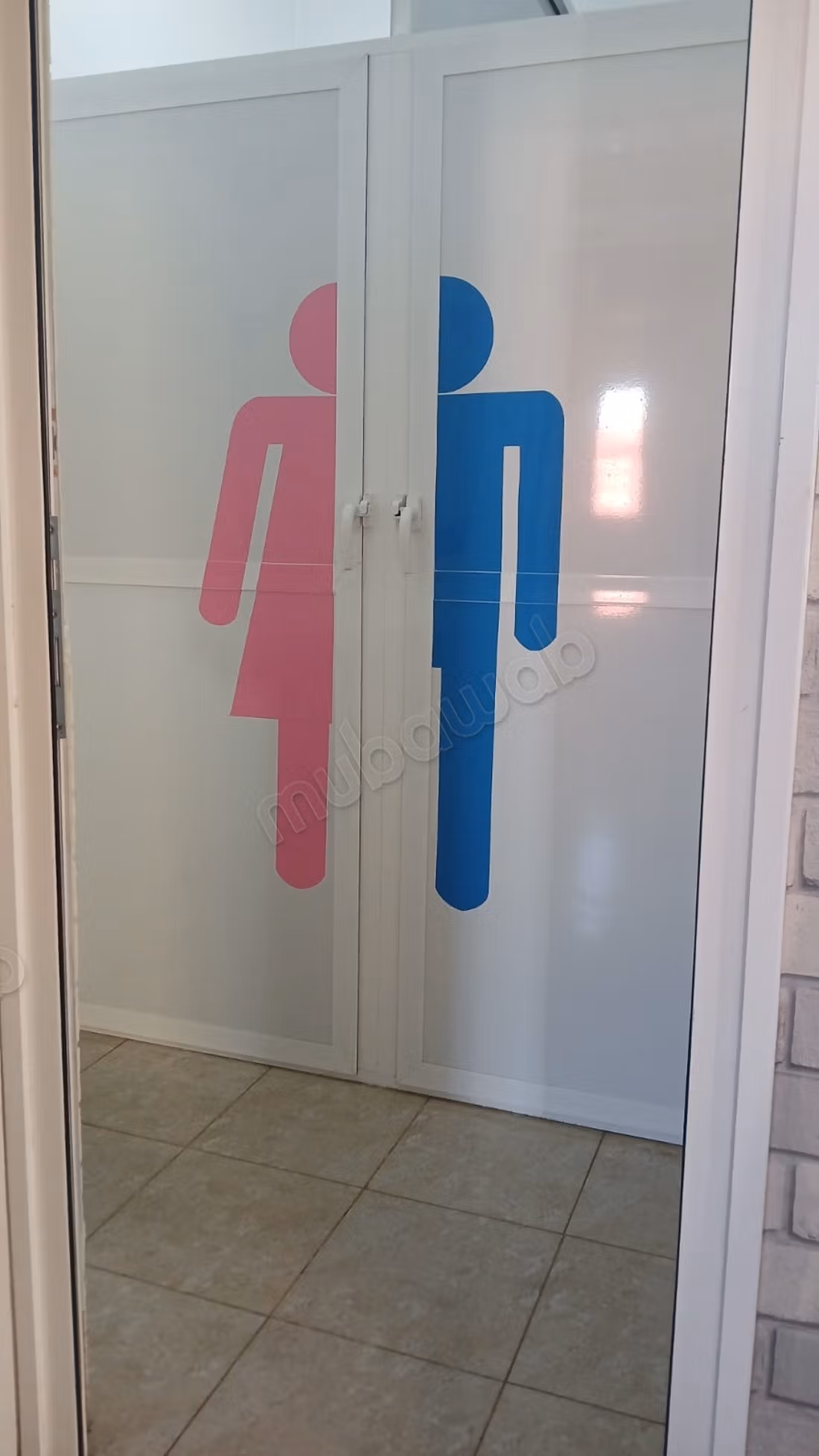 Zeer mooi COMMERCIEEL appartement te huur in het stadscentrum. 4 kamers. Dubbele beglazing
