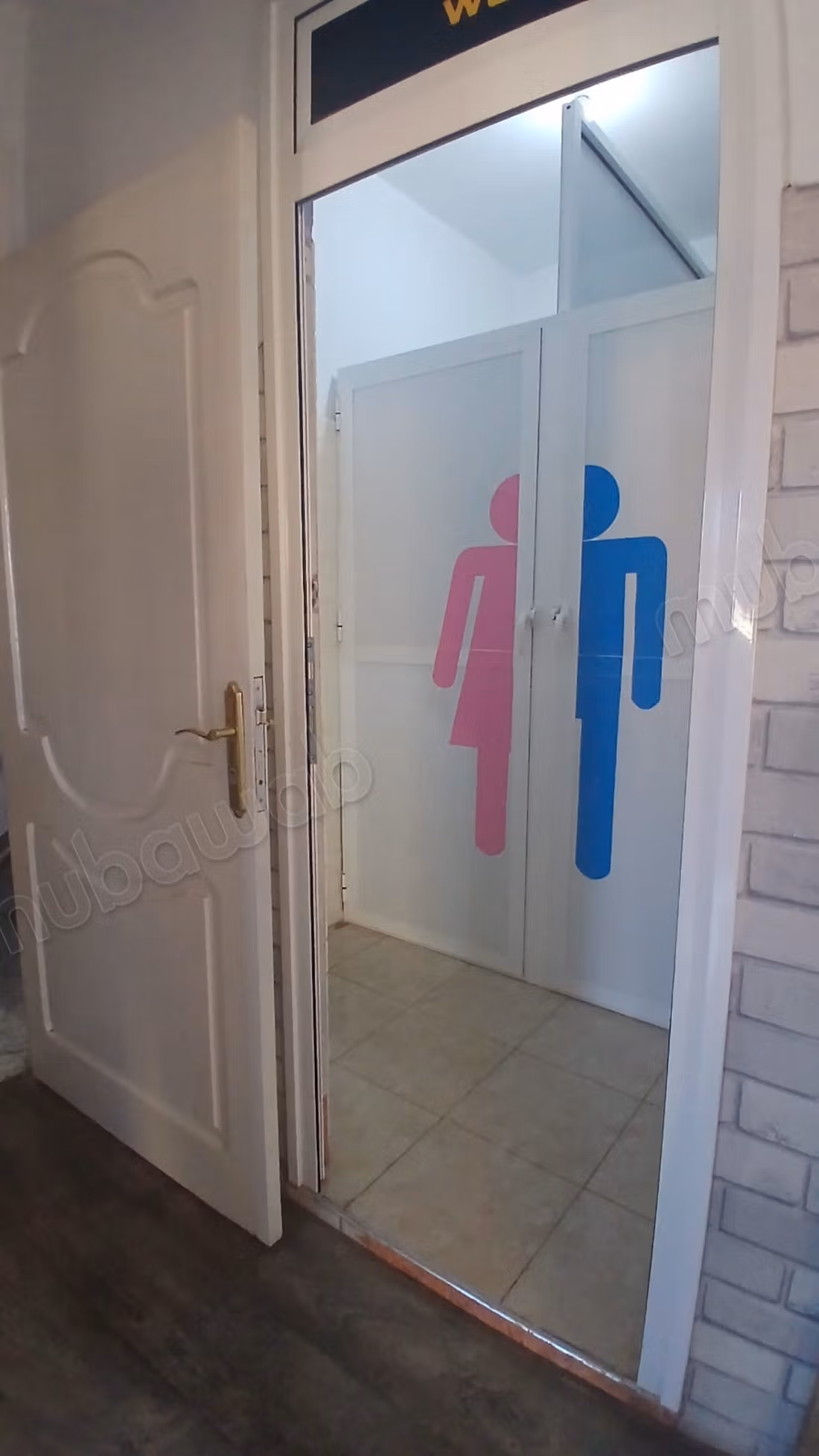 Zeer mooi COMMERCIEEL appartement te huur in het stadscentrum. 4 kamers. Dubbele beglazing