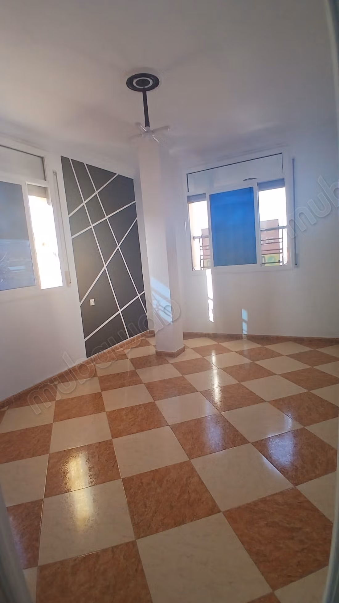 Zeer mooi COMMERCIEEL appartement te huur in het stadscentrum. 4 kamers. Dubbele beglazing