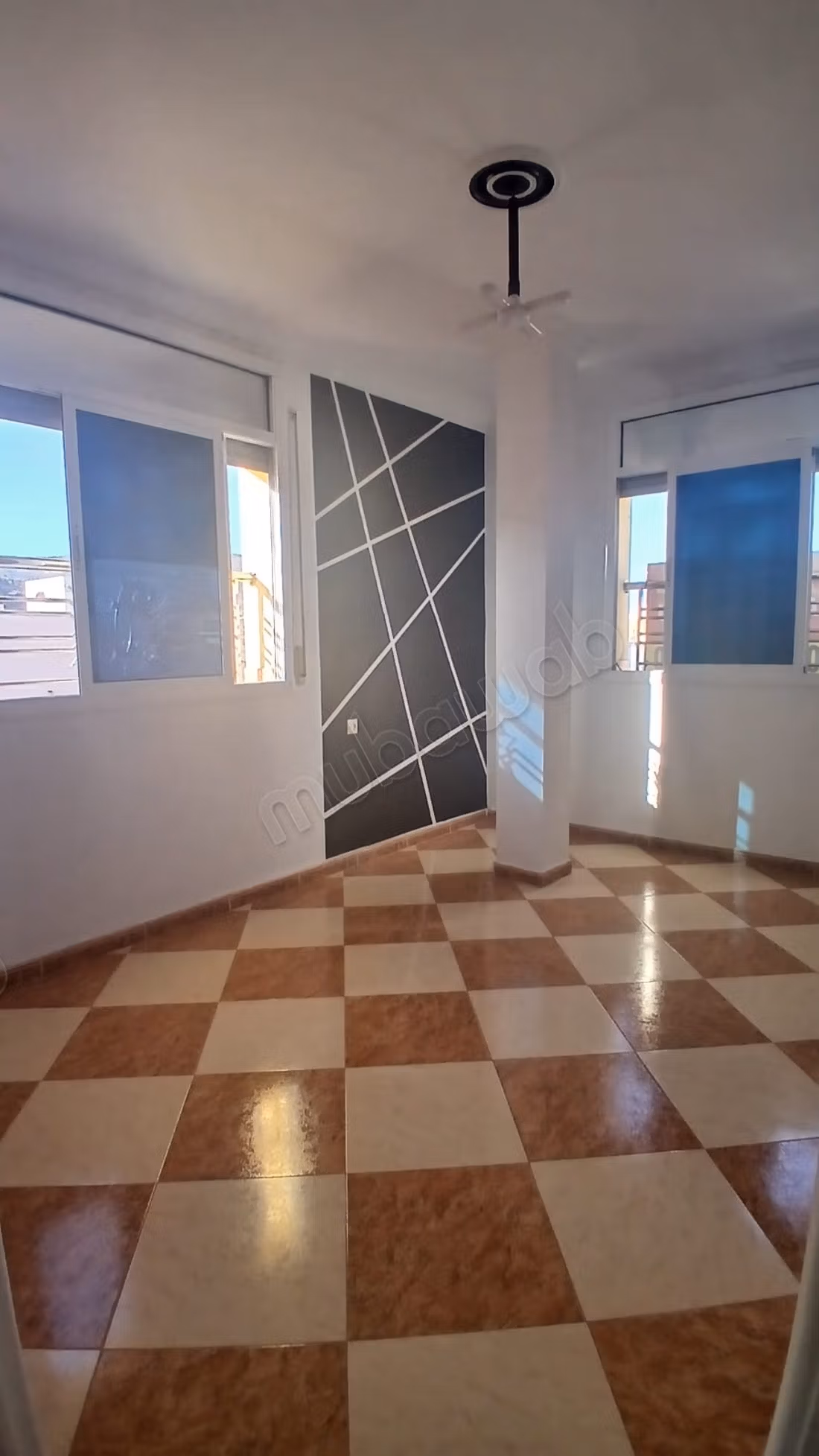 Zeer mooi COMMERCIEEL appartement te huur in het stadscentrum. 4 kamers. Dubbele beglazing