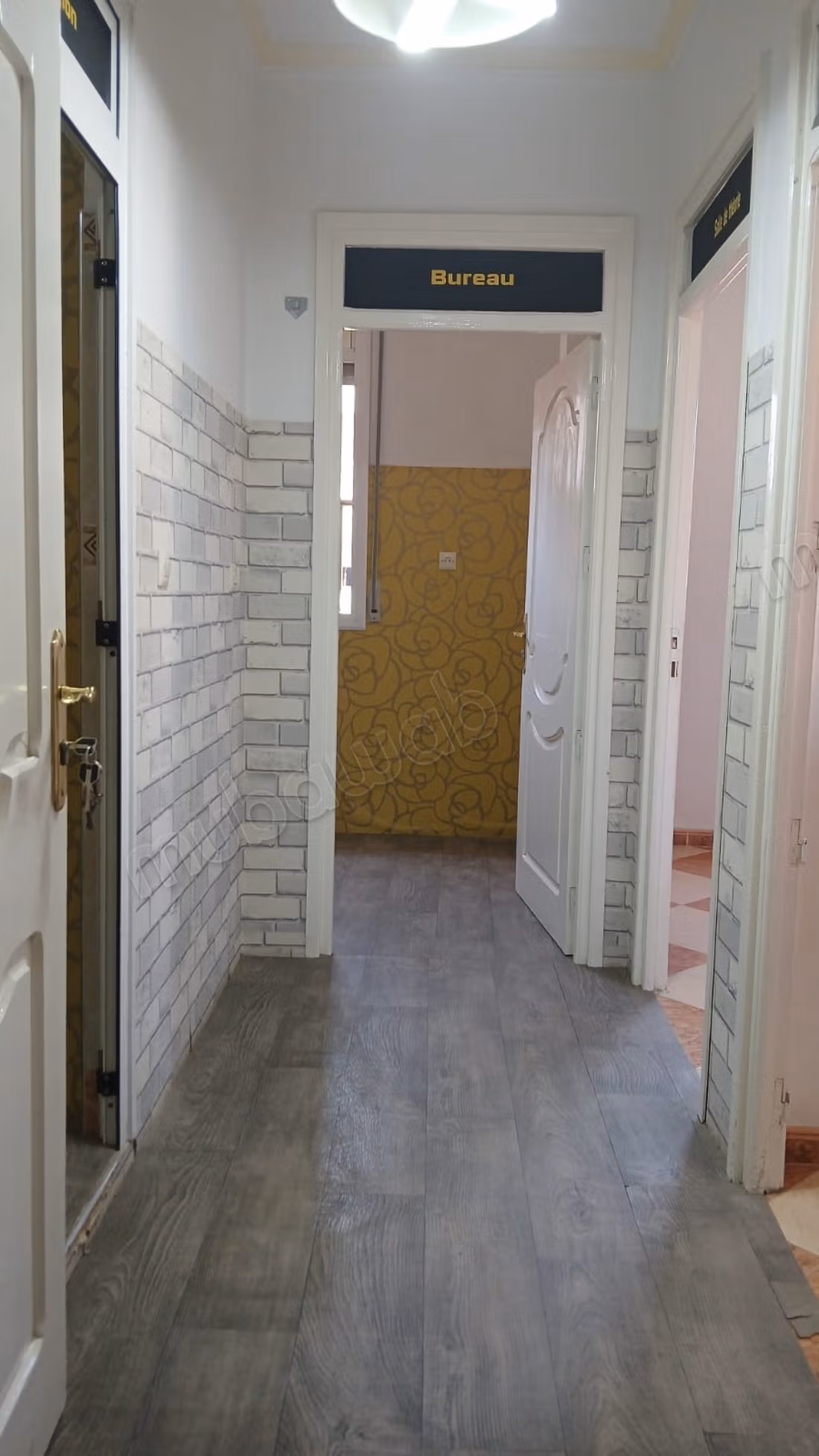 Zeer mooi COMMERCIEEL appartement te huur in het stadscentrum. 4 kamers. Dubbele beglazing