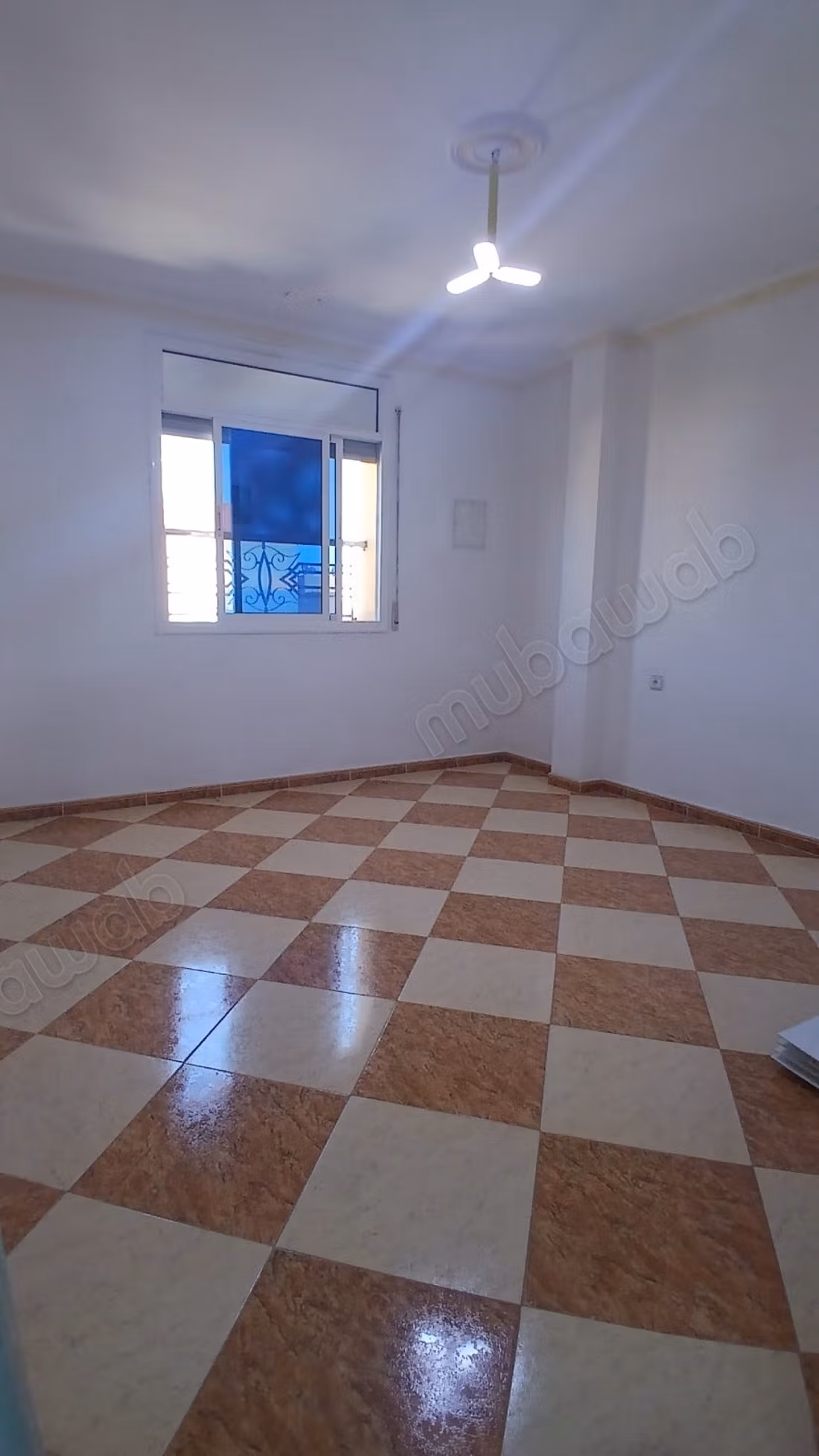 Zeer mooi COMMERCIEEL appartement te huur in het stadscentrum. 4 kamers. Dubbele beglazing