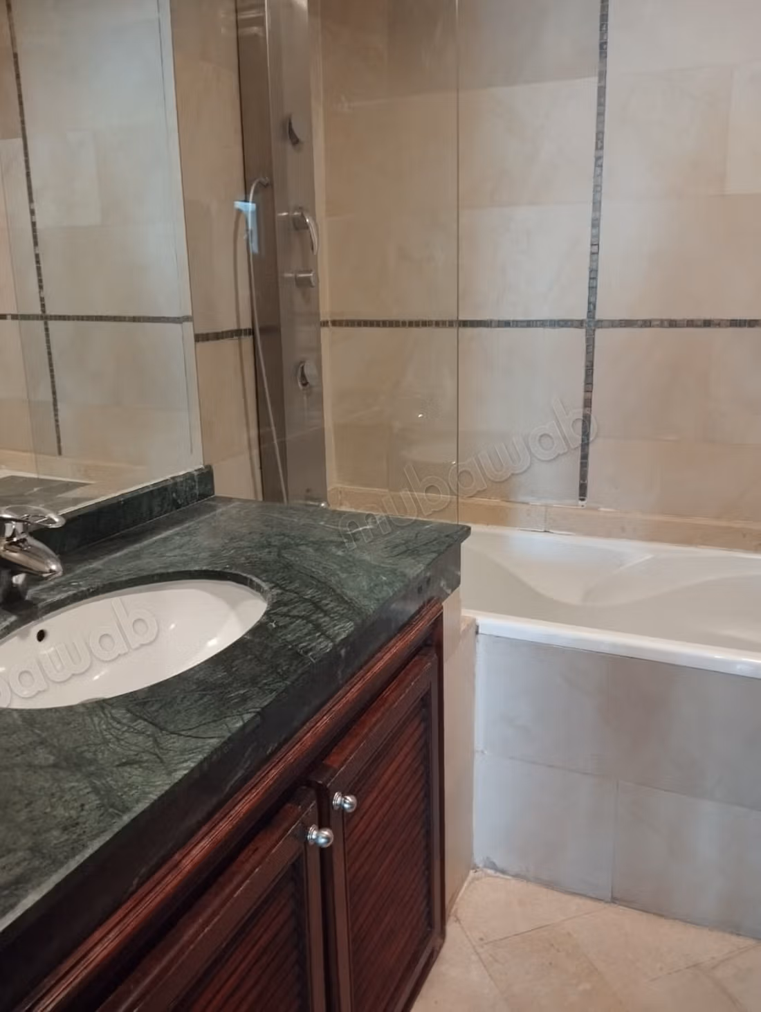 Encuentra un apartamento en alquiler en Racine. Área de 156 m². Ascensor y espacios de estacionamiento