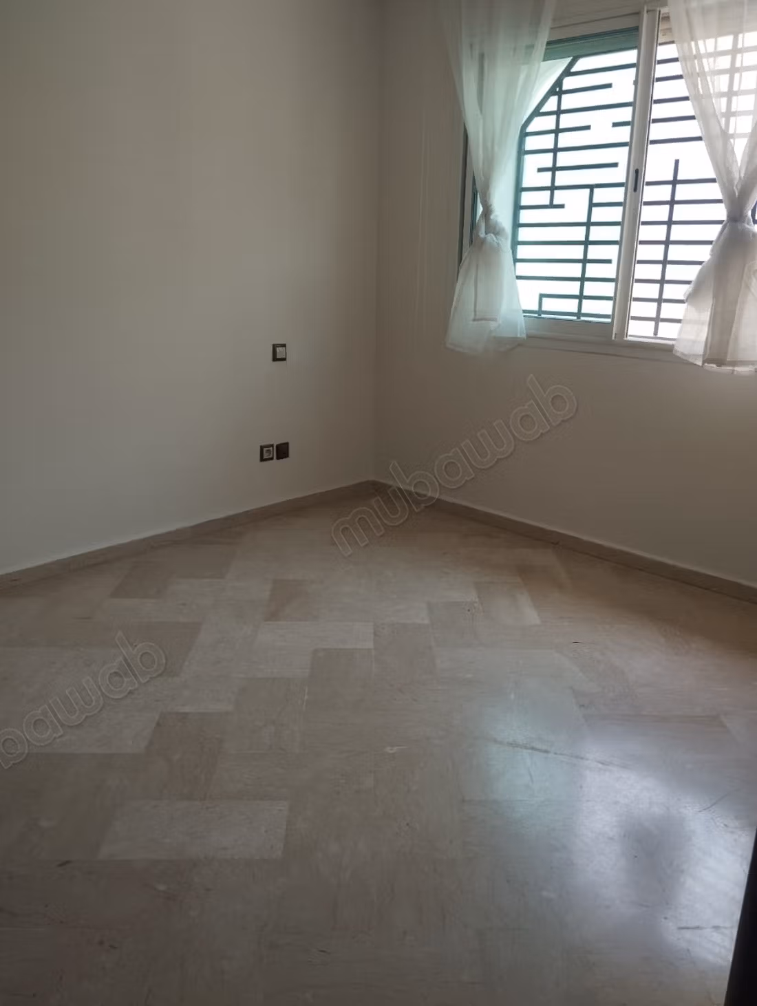 Encuentra un apartamento en alquiler en Racine. Área de 156 m². Ascensor y espacios de estacionamiento