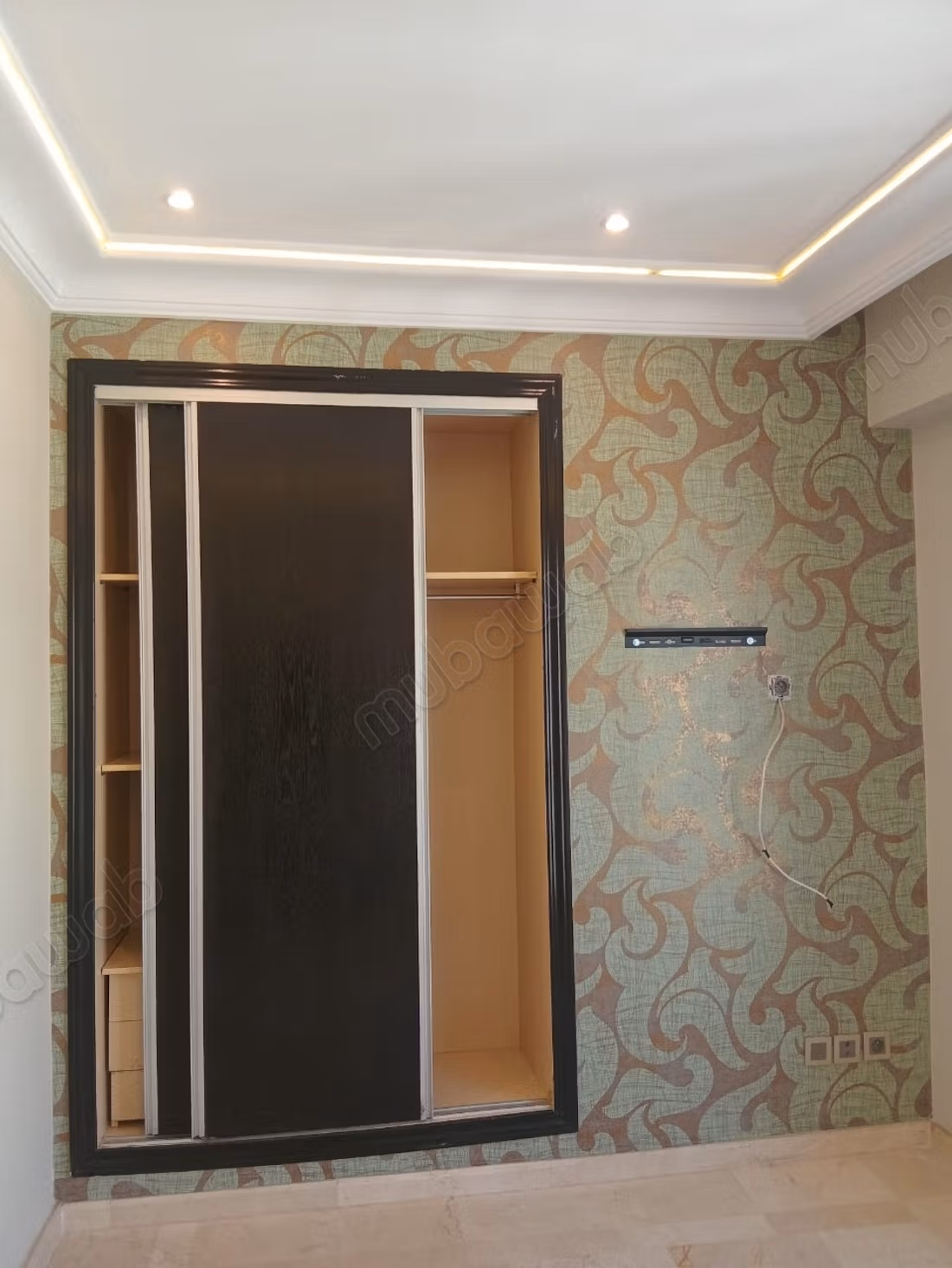 Find an apartment for rent in Racine. 
5 comfortable rooms. 
Carpark, Balcony