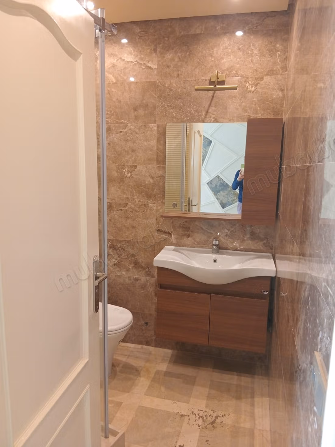 Find an apartment for rent in Racine. 
5 comfortable rooms. 
Carpark, Balcony