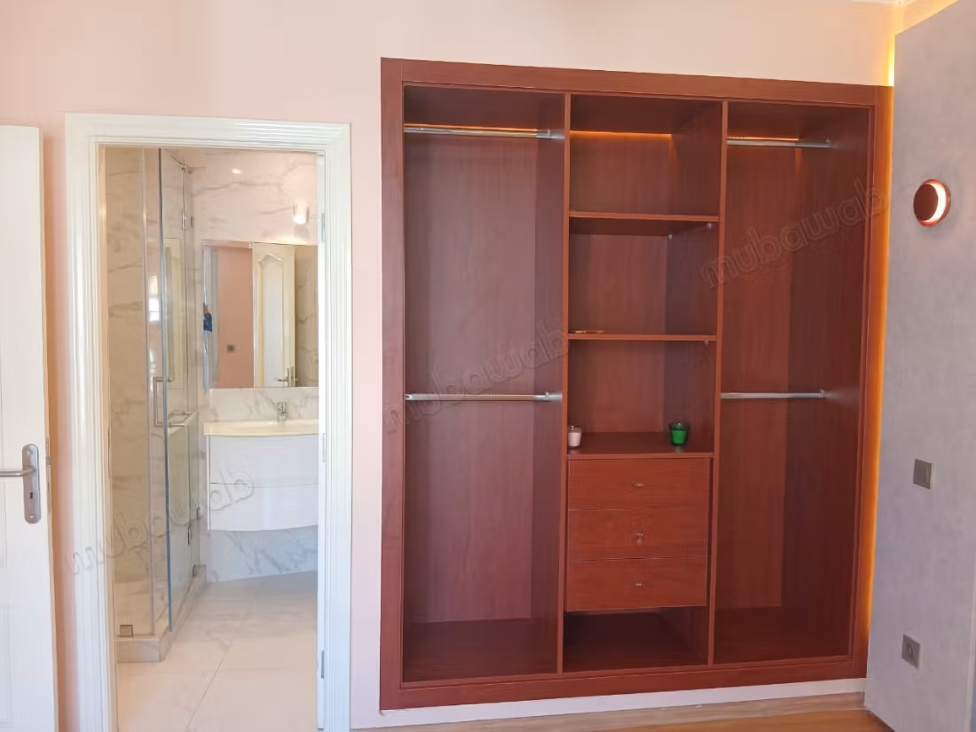 Find an apartment for rent in Racine. 
5 comfortable rooms. 
Carpark, Balcony