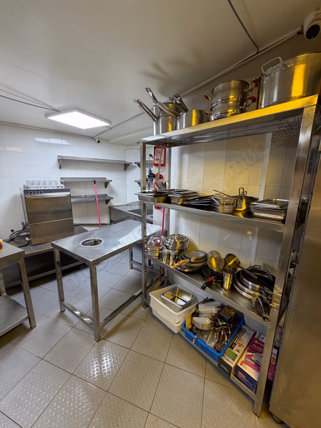 Vend local commercial à Guéliz. Superficie 130 m². Résidence sécurisée