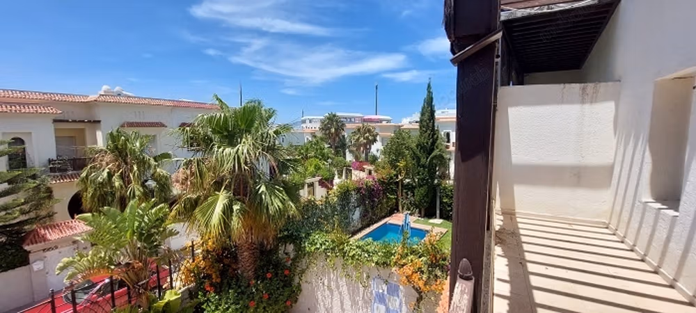 Villa avec piscine dans une résidence sécurisée