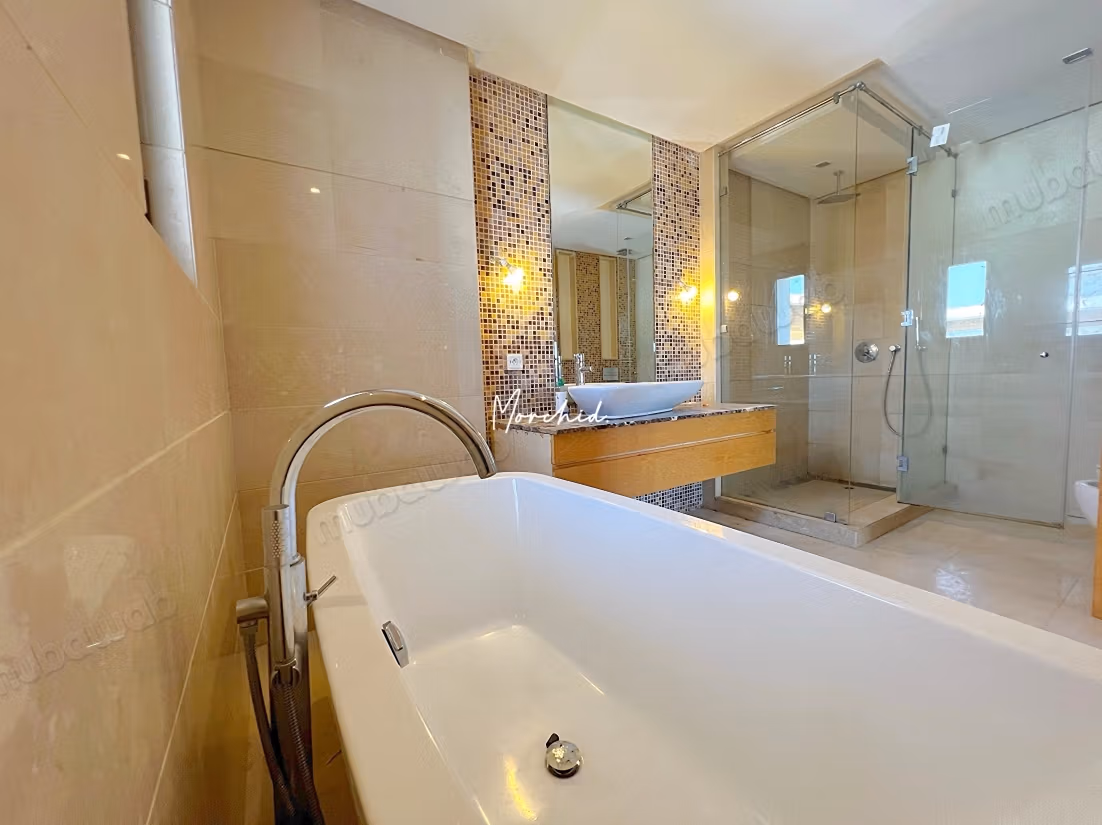 Villa Te Huur met Uitzicht op het Meer in Groene Stad Bouskoura