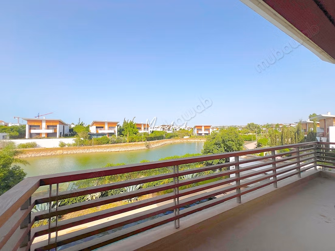 Villa Te Huur met Uitzicht op het Meer in Groene Stad Bouskoura