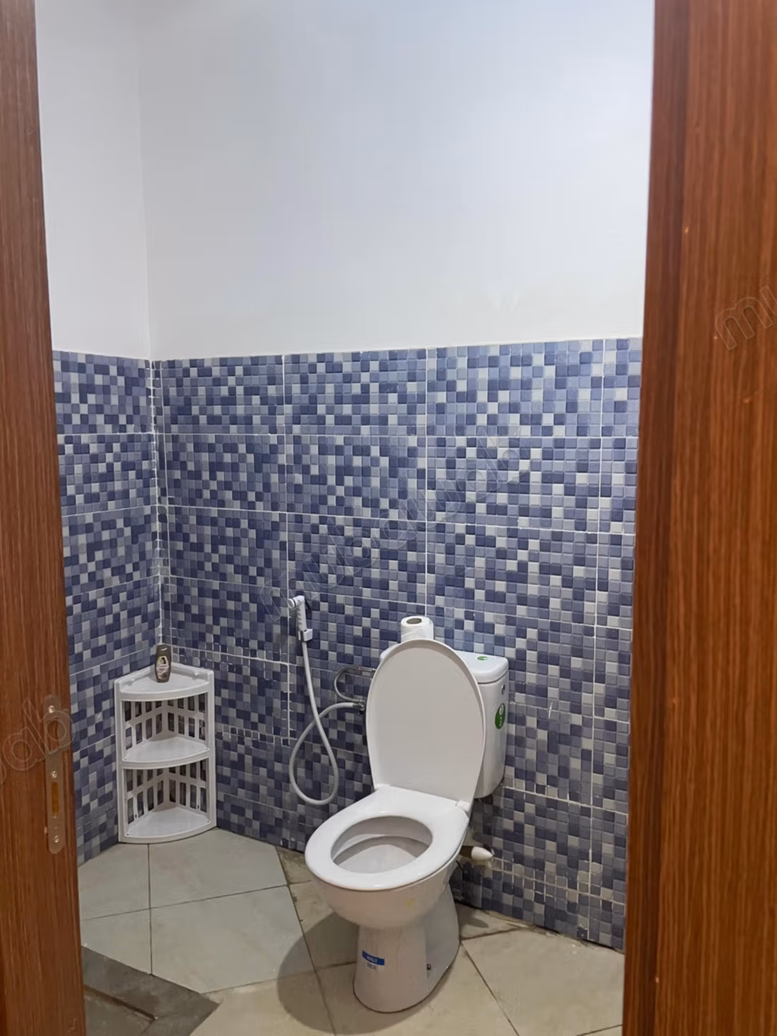 Appartamento in affitto ad Al Nakheel. 3 belle camere. Arredato con lenzuola nuove e tutto l'arredamento domestico con una grande terrazza e un ascensore nell'edificio.