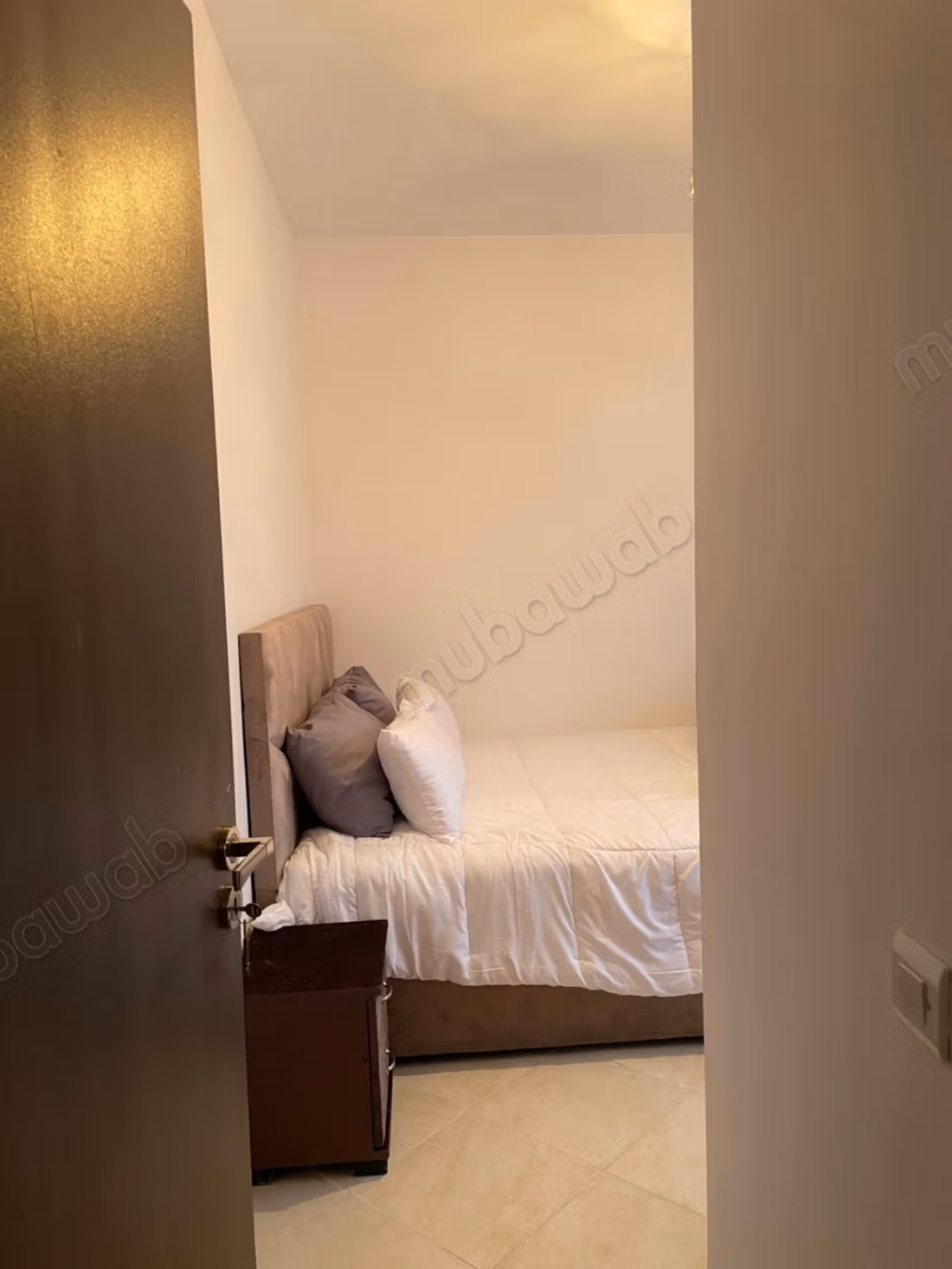 Appartamento in affitto ad Al Nakheel. 3 belle camere. Arredato con lenzuola nuove e tutto l'arredamento domestico con una grande terrazza e un ascensore nell'edificio.