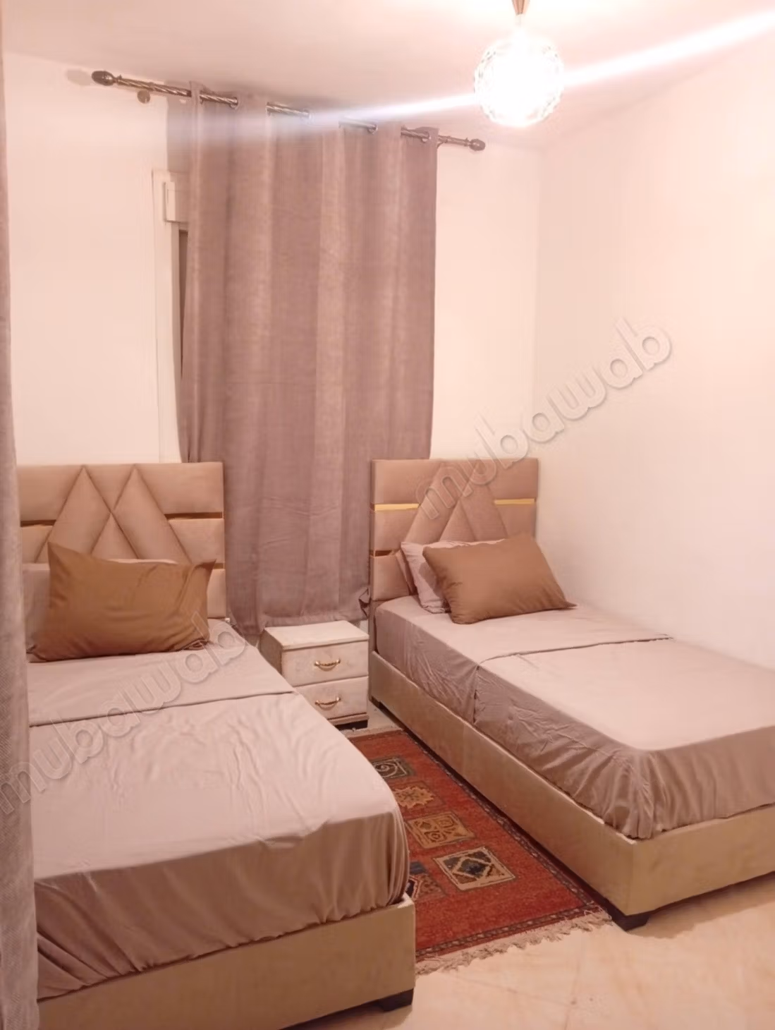 Appartamento in affitto ad Al Nakheel. 3 belle camere. Arredato con lenzuola nuove e tutto l'arredamento domestico con una grande terrazza e un ascensore nell'edificio.