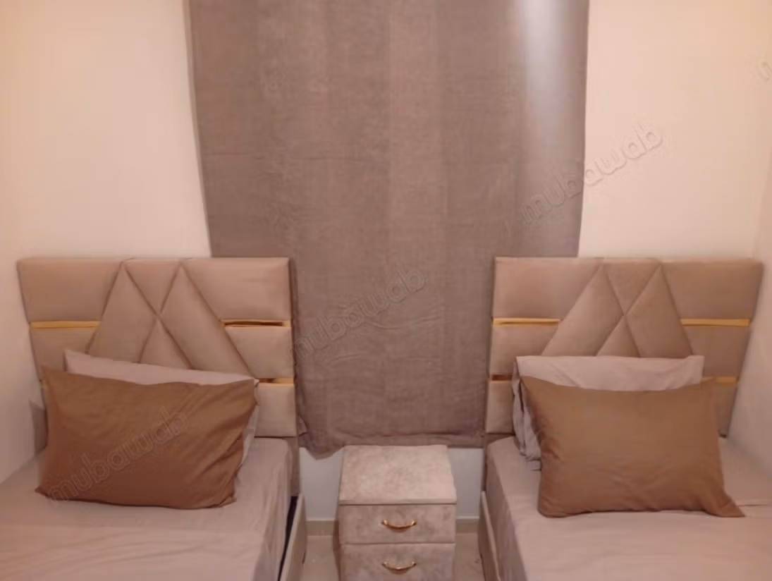 Appartamento in affitto ad Al Nakheel. 3 belle camere. Arredato con lenzuola nuove e tutto l'arredamento domestico con una grande terrazza e un ascensore nell'edificio.