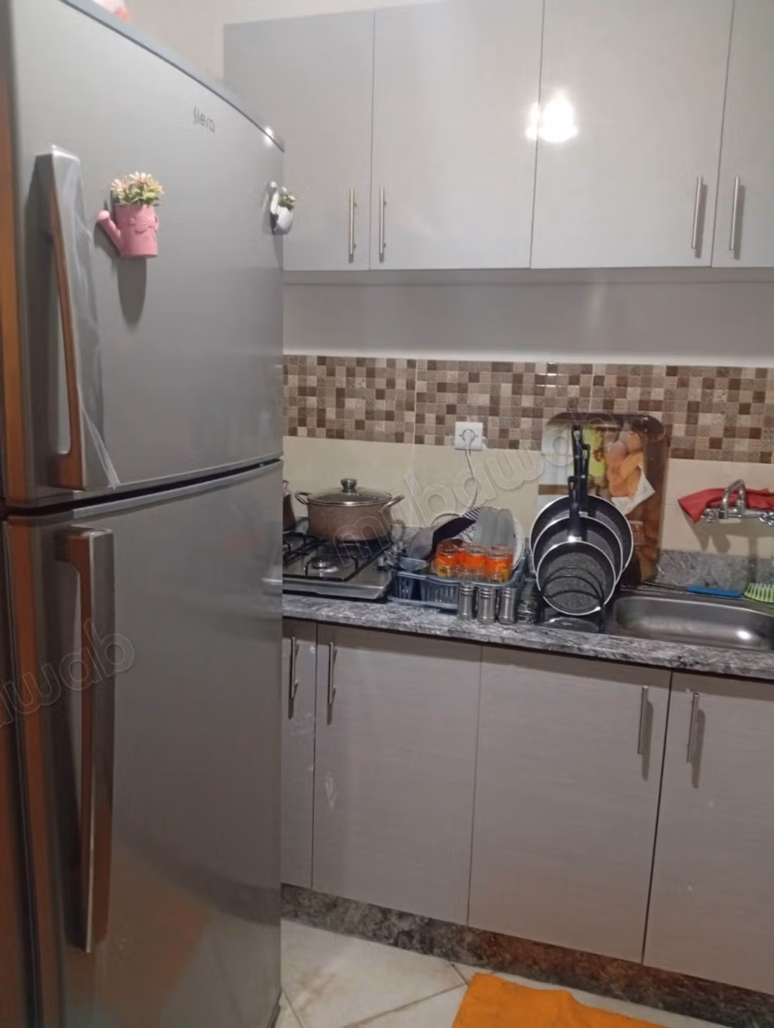 Appartamento in affitto ad Al Nakheel. 3 belle camere. Arredato con lenzuola nuove e tutto l'arredamento domestico con una grande terrazza e un ascensore nell'edificio.
