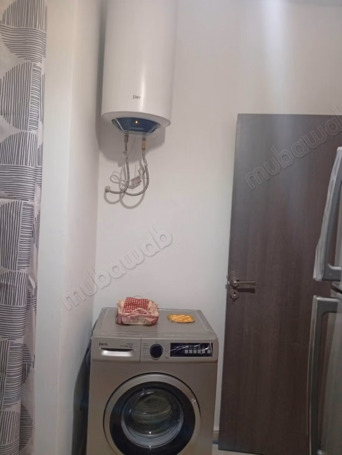 Appartamento in affitto ad Al Nakheel. 3 belle camere. Arredato con lenzuola nuove e tutto l'arredamento domestico con una grande terrazza e un ascensore nell'edificio.