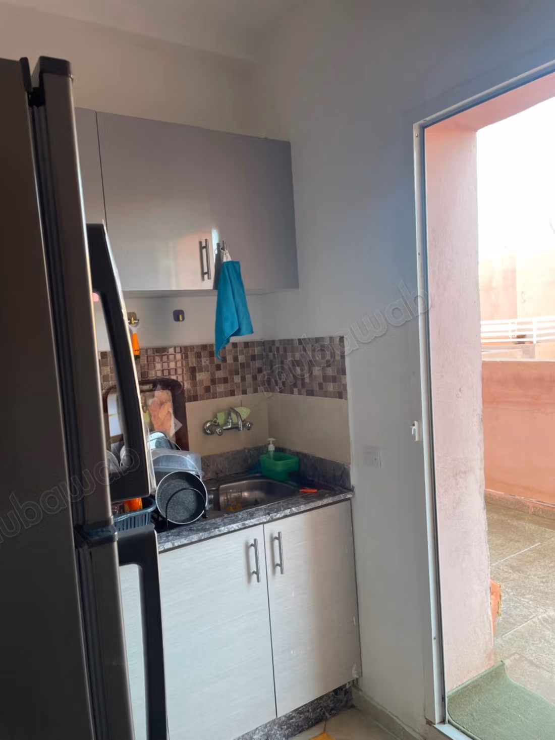 Appartamento in affitto ad Al Nakheel. 3 belle camere. Arredato con lenzuola nuove e tutto l'arredamento domestico con una grande terrazza e un ascensore nell'edificio.