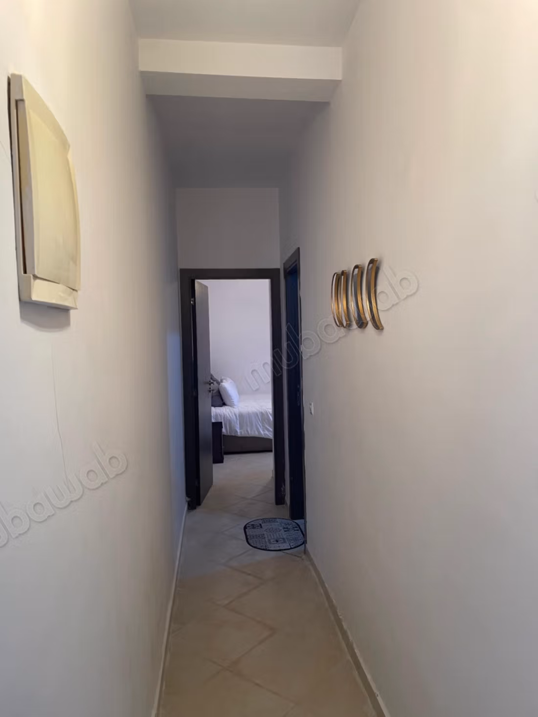 Appartamento in affitto ad Al Nakheel. 3 belle camere. Arredato con lenzuola nuove e tutto l'arredamento domestico con una grande terrazza e un ascensore nell'edificio.