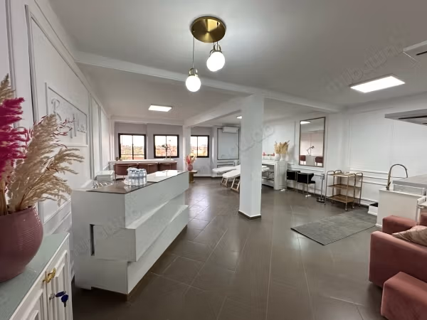 Beaux bureaux à louer à Guéliz. Superficie 75 m². Vue sur les montagnes, double vitrage