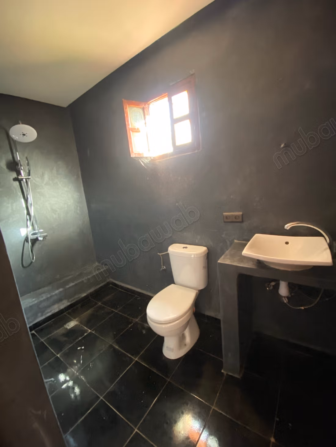 Eccellente villa in affitto annuale sulla strada di Fes. Superficie totale di 100 m². Aria condizionata e piscina.