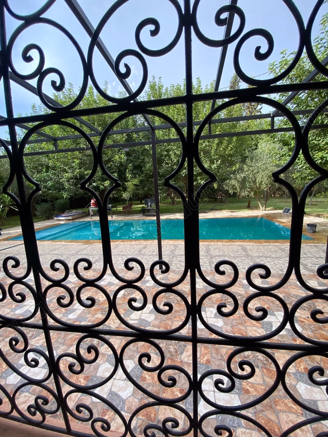 Eccellente villa in affitto annuale sulla strada di Fes. Superficie totale di 100 m². Aria condizionata e piscina.