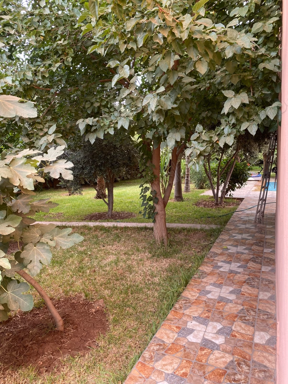 Eccellente villa in affitto annuale sulla strada di Fes. Superficie totale di 100 m². Aria condizionata e piscina.