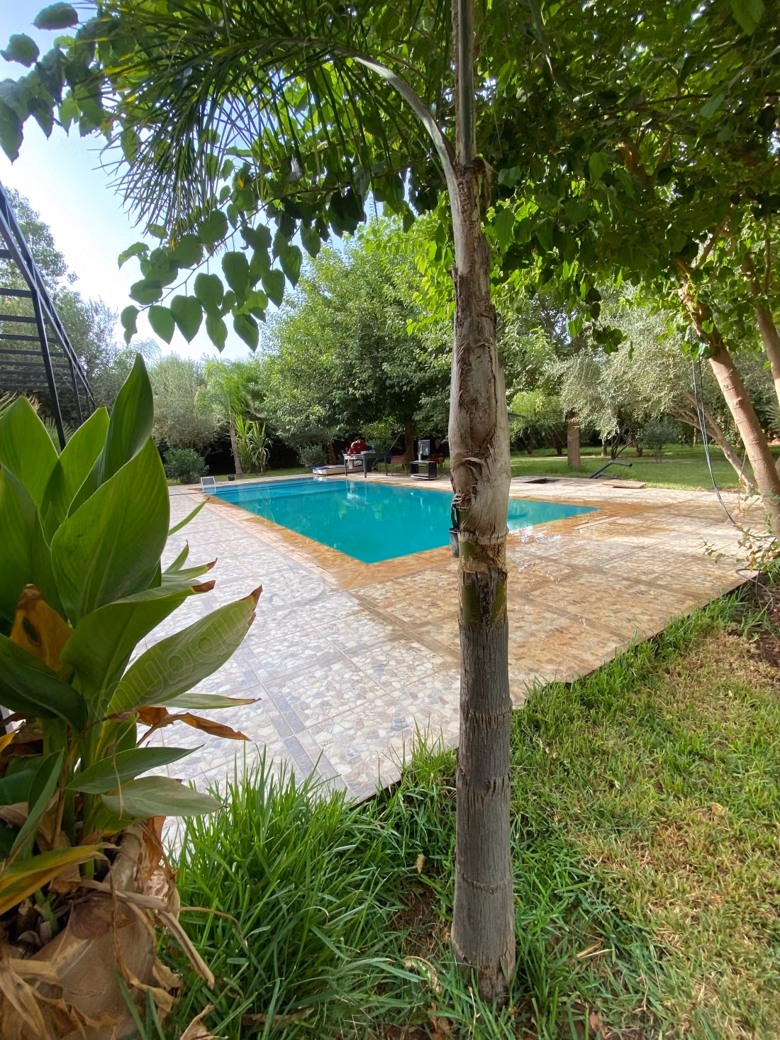 Eccellente villa in affitto annuale sulla strada di Fes. Superficie totale di 100 m². Aria condizionata e piscina.