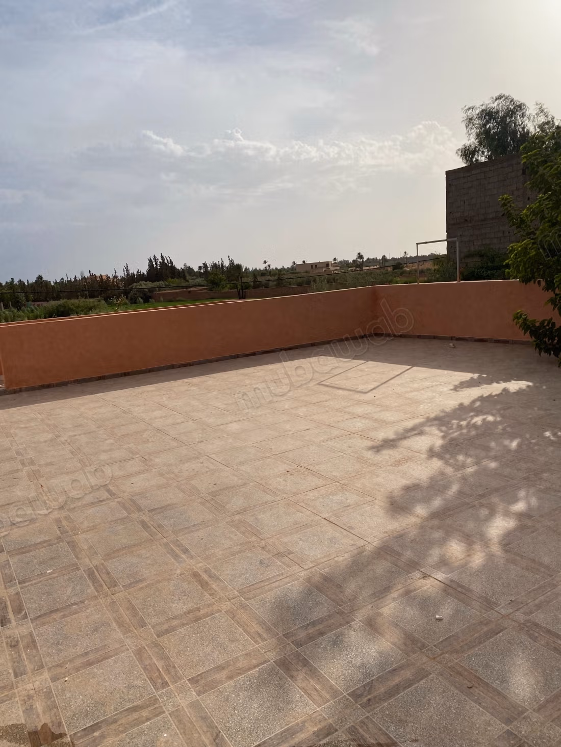 Eccellente villa in affitto annuale sulla strada di Fes. Superficie totale di 100 m². Aria condizionata e piscina.