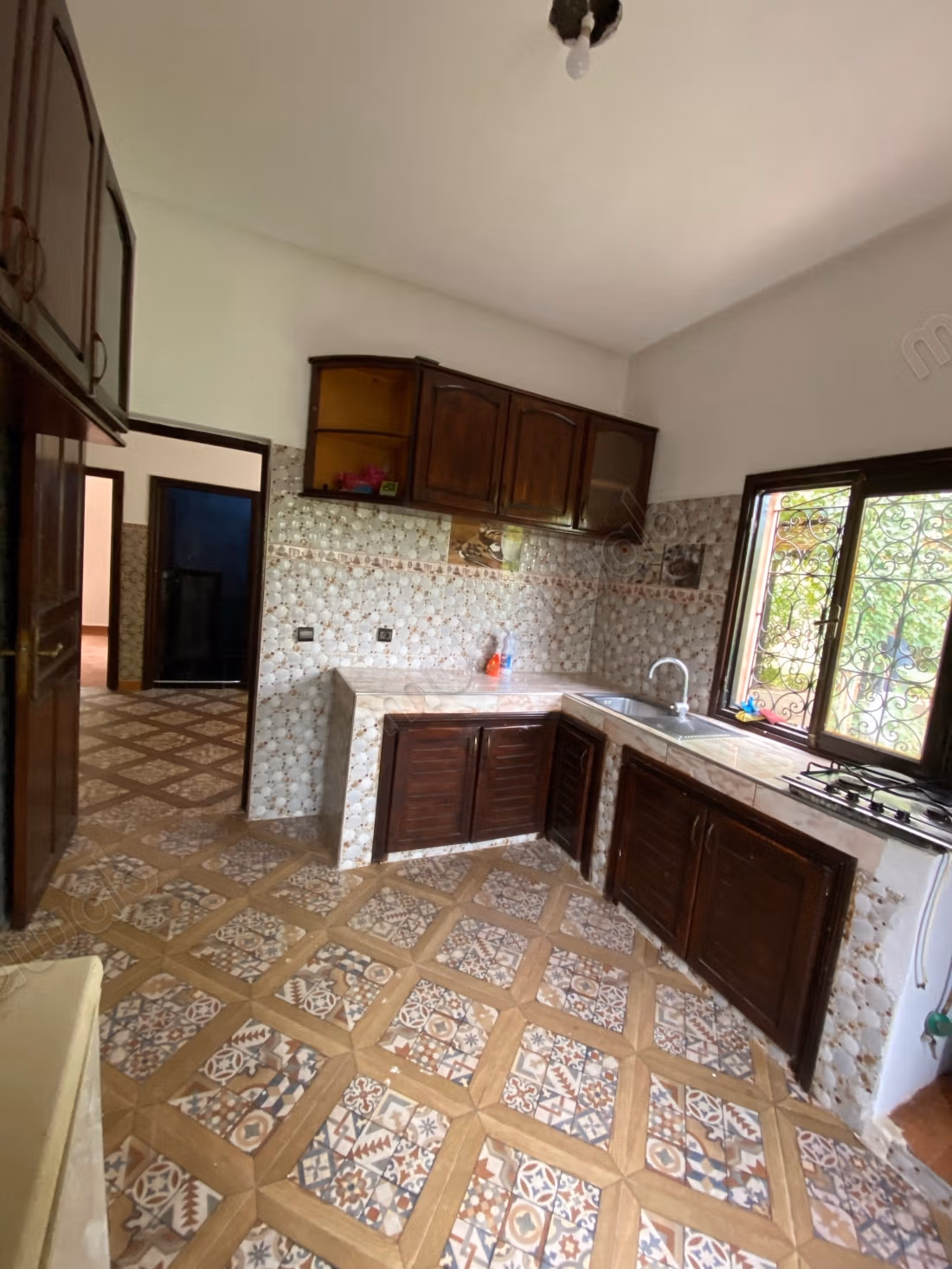 Eccellente villa in affitto annuale sulla strada di Fes. Superficie totale di 100 m². Aria condizionata e piscina.