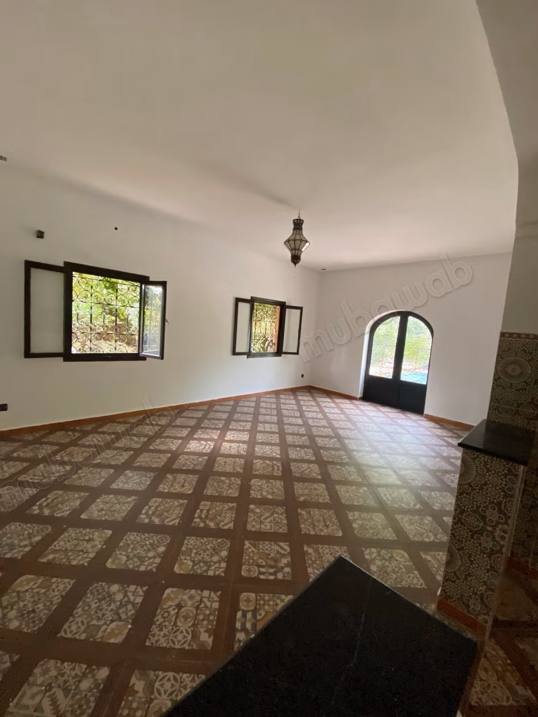Eccellente villa in affitto annuale sulla strada di Fes. Superficie totale di 100 m². Aria condizionata e piscina.