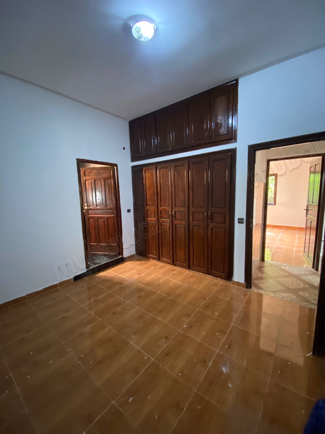 Eccellente villa in affitto annuale sulla strada di Fes. Superficie totale di 100 m². Aria condizionata e piscina.