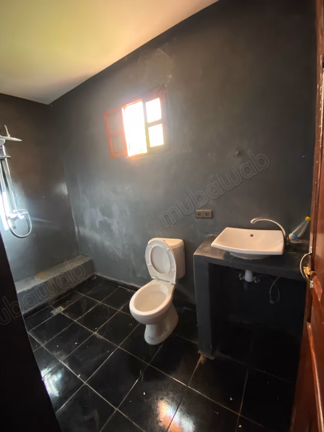 Eccellente villa in affitto annuale sulla strada di Fes. Superficie totale di 100 m². Aria condizionata e piscina.