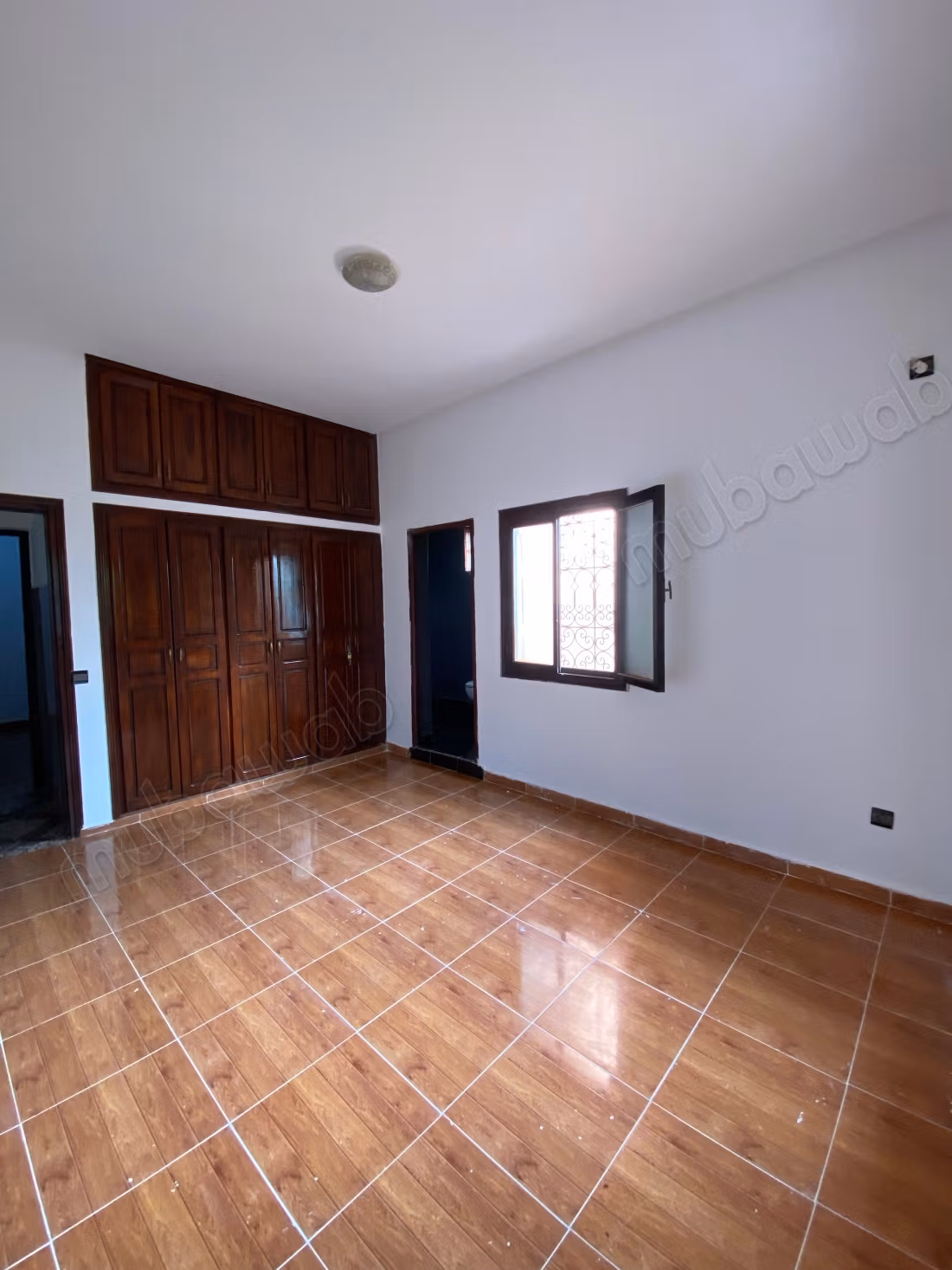 Eccellente villa in affitto annuale sulla strada di Fes. Superficie totale di 100 m². Aria condizionata e piscina.