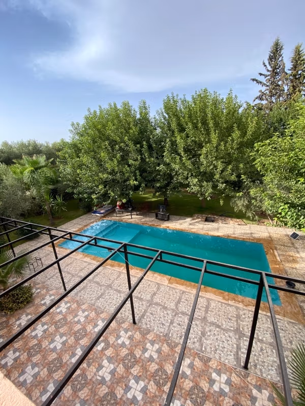 Excellente villa à louer annuellement sur la route de Fès. Superficie totale de 100 m². Climatisation et piscine.