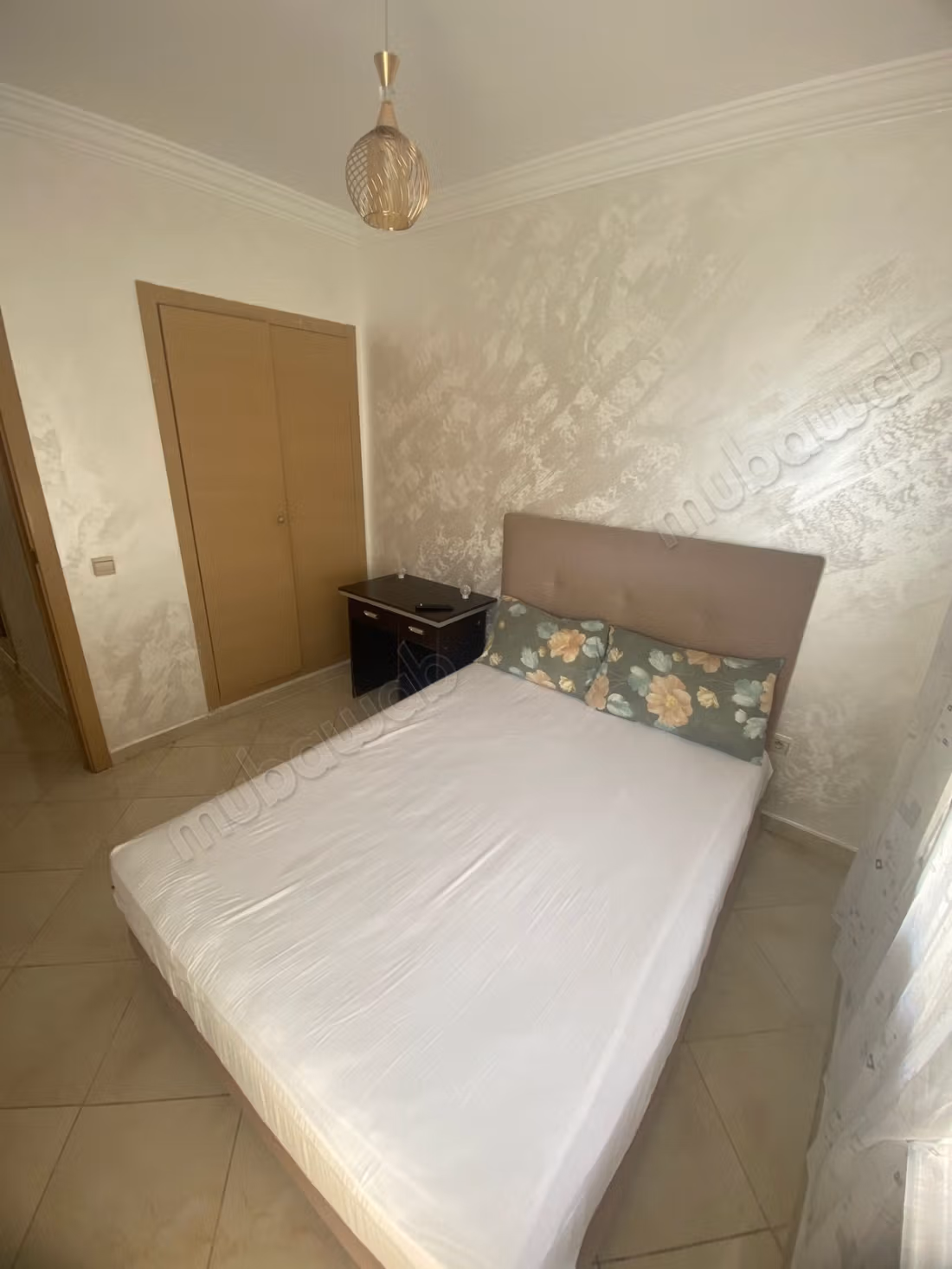 Appartementen te huur in de Industriële Wijk. 5 grote kamers. Traditionele lounge, algemene satellietschotel