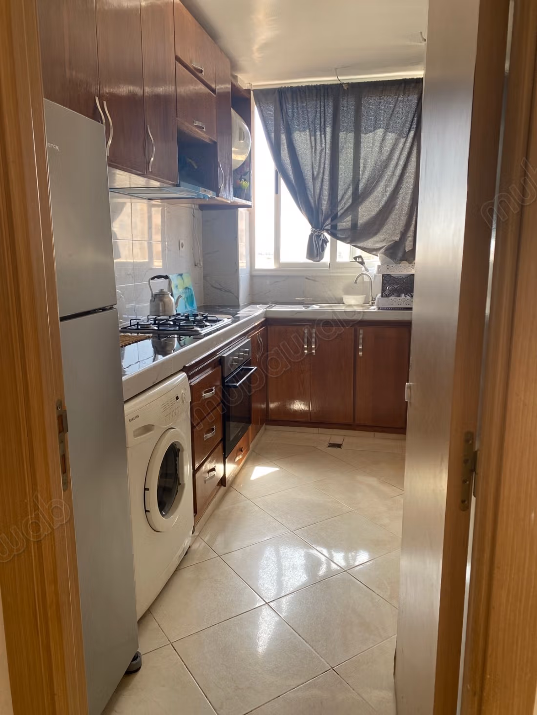 Appartementen te huur in de Industriële Wijk. 5 grote kamers. Traditionele lounge, algemene satellietschotel