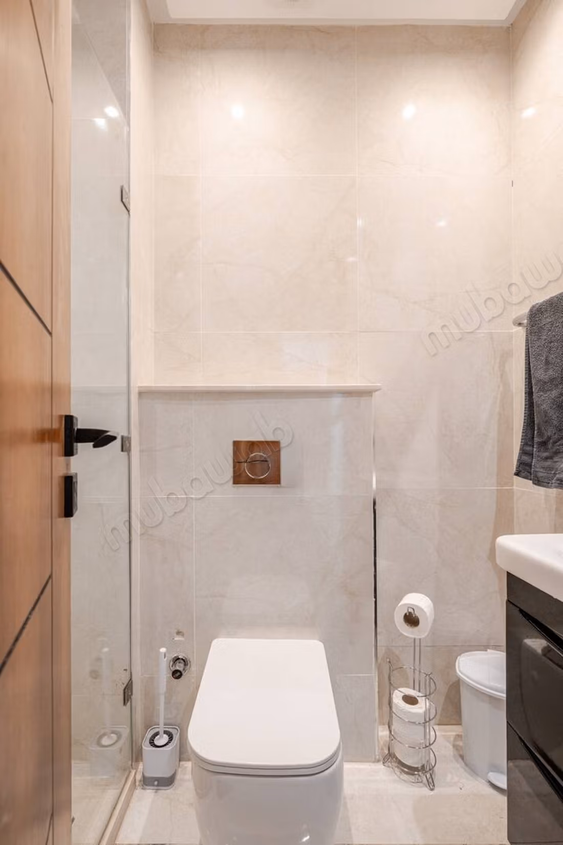 New high-end apartment with air conditioning, private parking