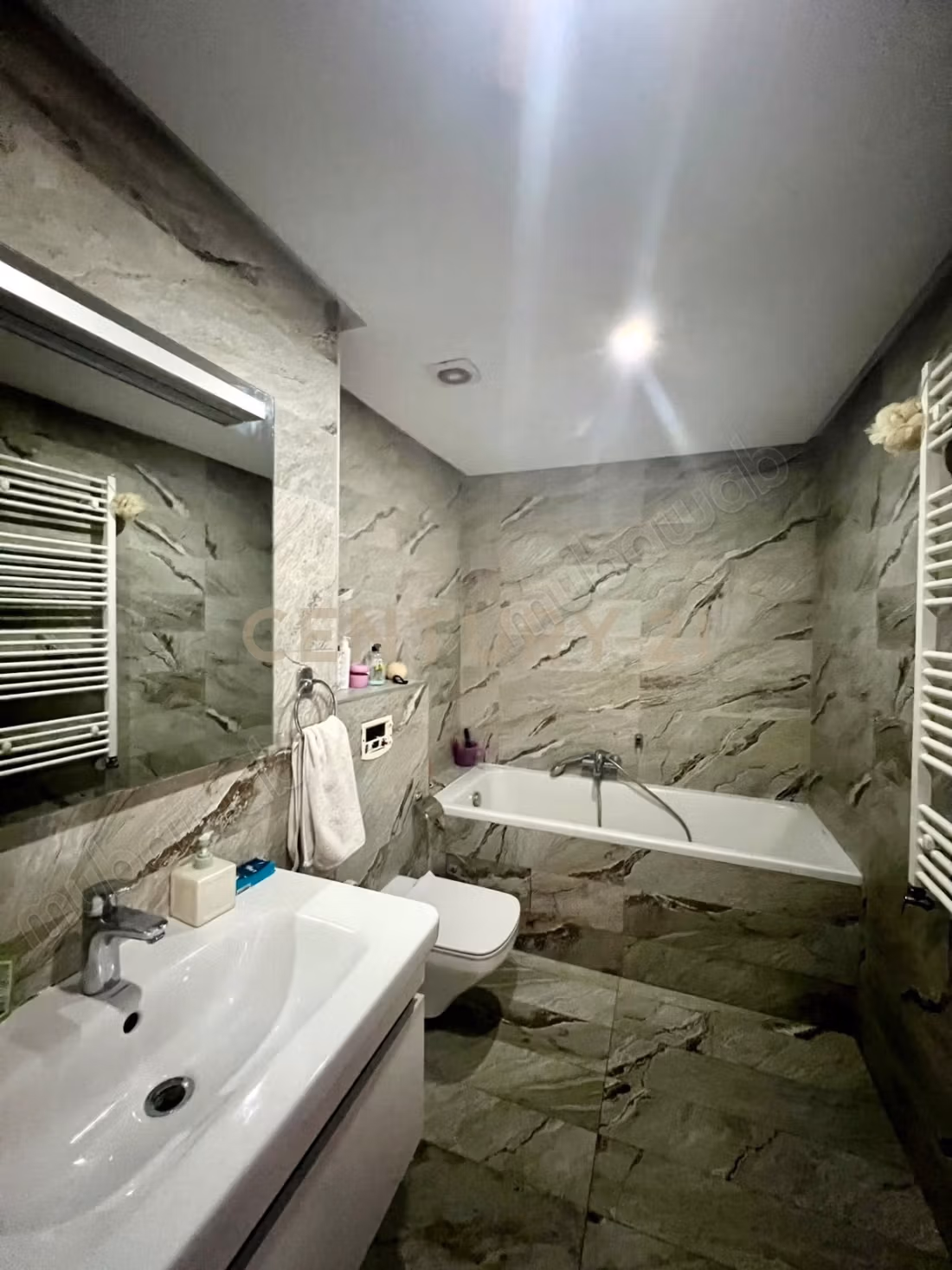 A vendre un S3 de 174 m² situé à Cité Ennasr 2